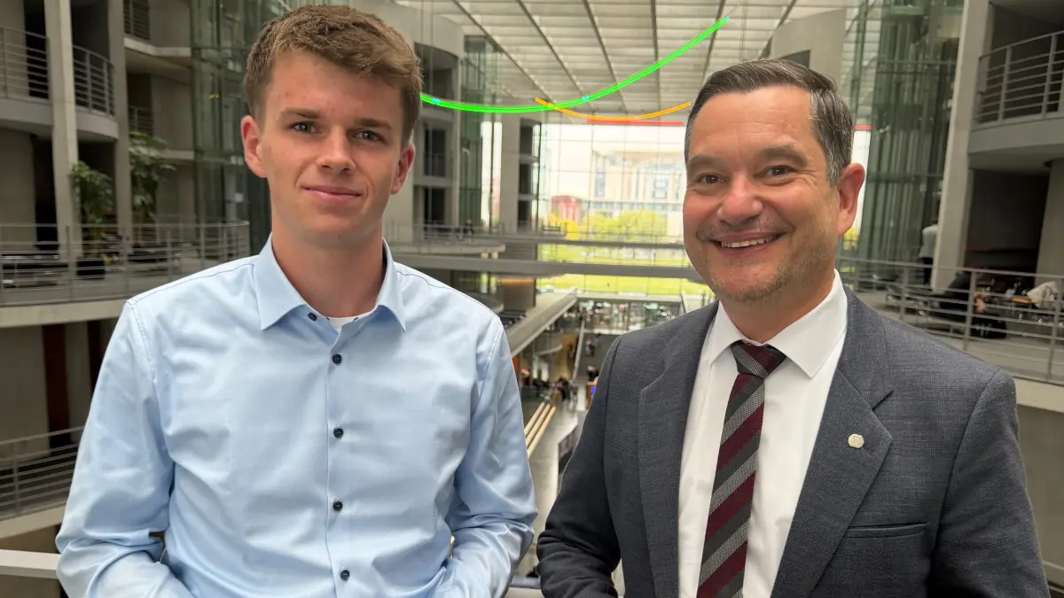 Lennard Maier aus Eutingen-Göttelfingen erhält bei seinem Praktikum im Berliner Büro von Klaus Mack (rechts) Einblicke in den parlamentarischen Alltag.