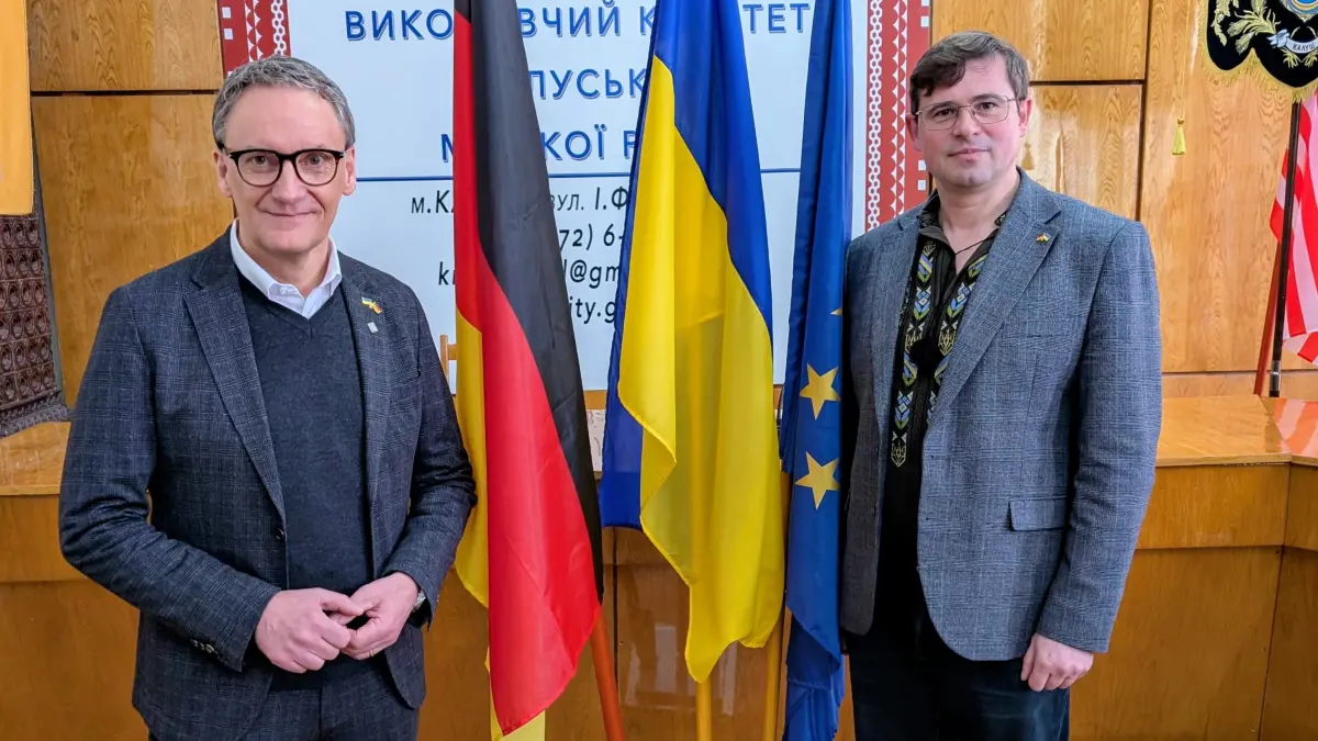 Lahrs OB Markus Ibert und Kaluschs Rathauschef Andrii Naida, hier im Kaluscher Rathaus beim Besuch der Lahrer Delegation im Februar, werden die Städtepartnerschaft am Mittwoch digital besiegeln.