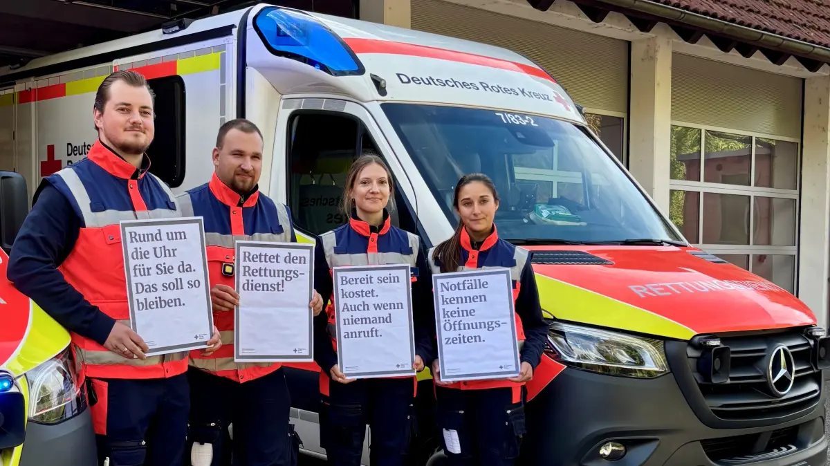 Um „Fünf vor Zwölf“ beteiligte sich die Rettungswache des DRK-Kreisverbands Wolfach in Hausach an der bundesweiten Aktion zum Beitragsstabilisierungsgesetz: von links Jonas Hiller, Marcel Riehle, Linda Kienzle und Marleen Becherer.
