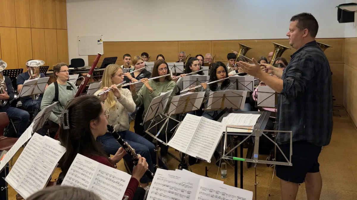 Der musikalische Leiter Thomas Schmid beim Proben mit seinen Musikern im Musikkeller der Stadt.