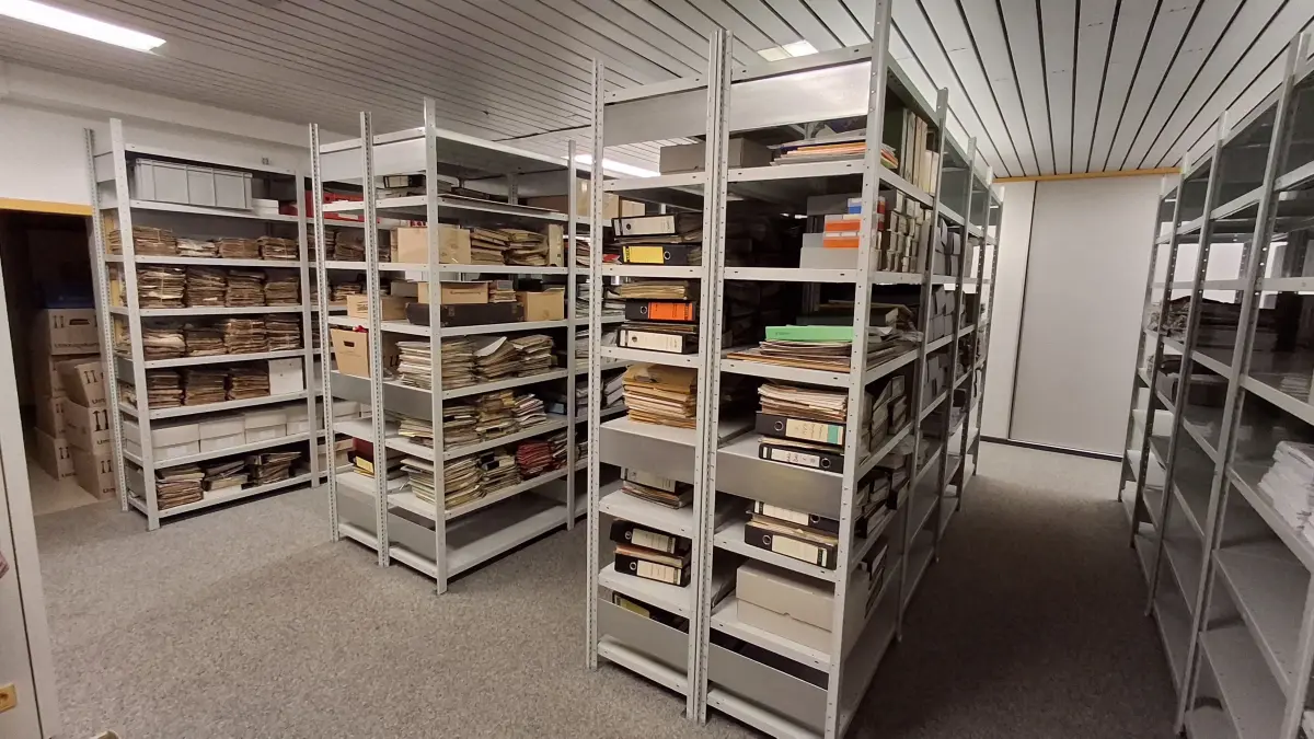 2025 wurde im ehemaligen EDV-Schulungsraum der Stadtverwaltung ein drittes Magazin mit Standregalen eingerichtet.