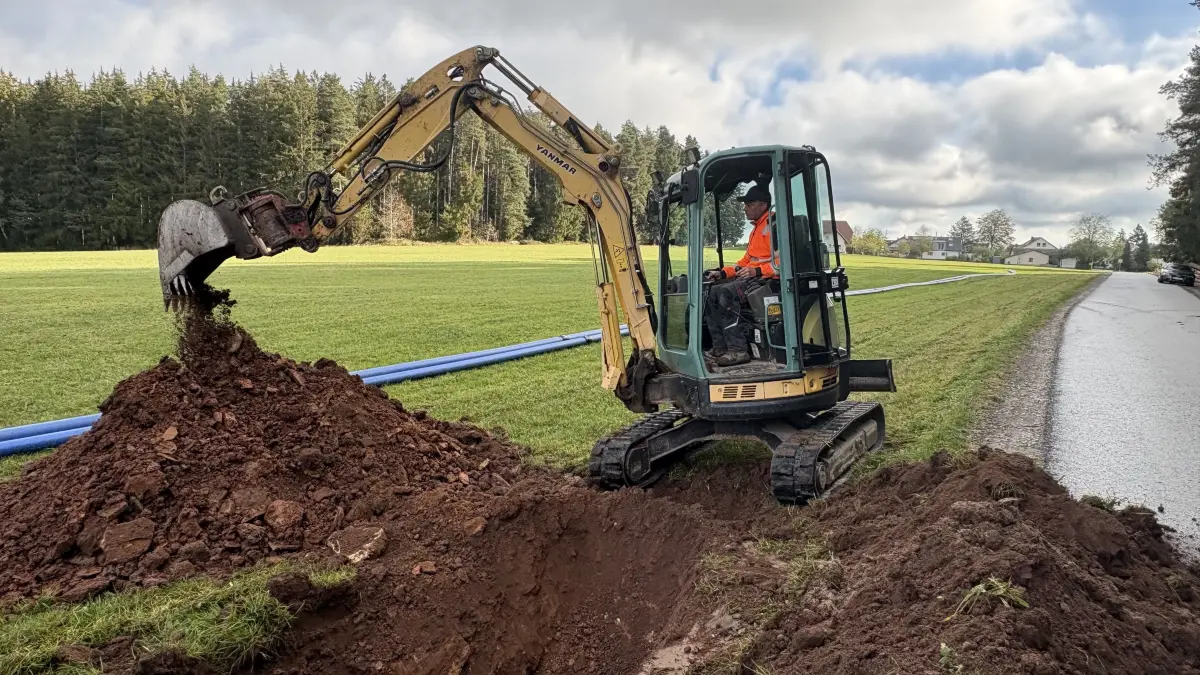 Die Mitarbeiter des Bauhofs sind derzeit kräftig am Graben für die neue Wasserleitungen.