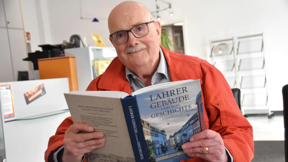 Walter Caroli hat viel Arbeit in sein neues Buch gesteckt - nun freut er sich, es präsentieren zu können.