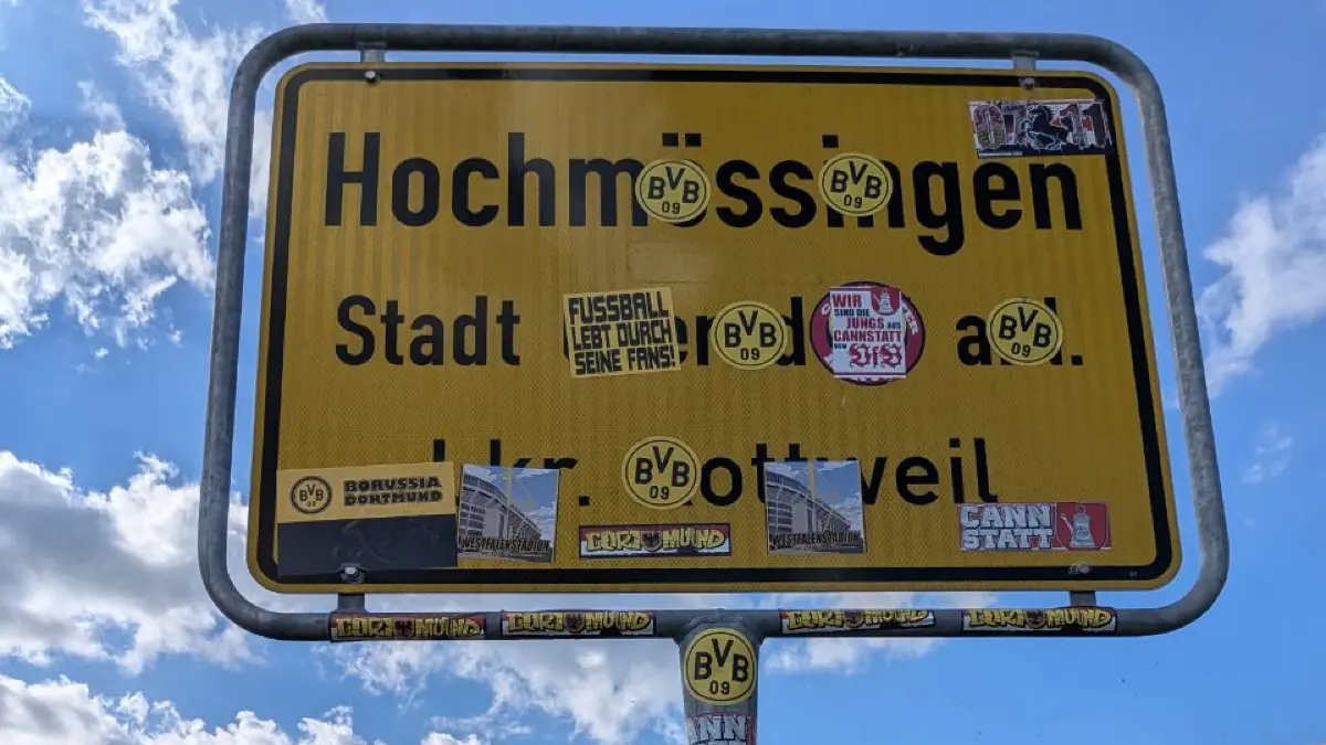 Das Hochmössinger Ortsschild wurde mit Fußball-Stickern zugeklebt.