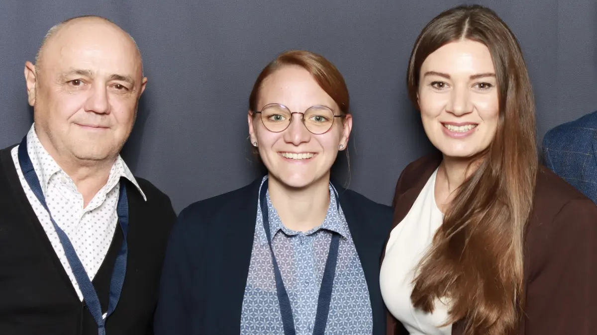 Julia Zehnle (mitte), Hauptamtsleiterin der Stadt Ettenheim, tauschte sich mit dem Bürgermeister der ukrainischen Gemeinde Vilkhovetska, Mykhailo Tsiryk, und der Mitarbeiterin Emiliia Krychfalushii bei der Konferenz aus.