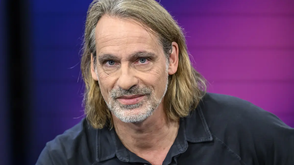 TV-Talk „maischberger“ in Berlin: im Bild v.l.: Richard David Precht (Philosoph),
GER, Berlin, Studio, zu Gast bei – Maischberger, politische Talkshow, TV, Format, mit Moderatorin – Sandra Maischberger, Das Erste, aus Adlershof – Am Studio 20,
14.10.2026,