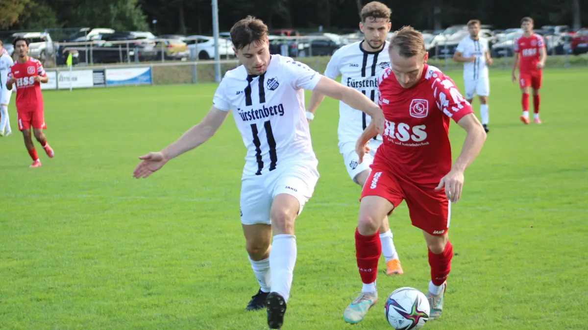 Jeremias Fischerkeller (links) und der Thomas Stiglmeier (Mitte) peilen mit dem SV Aasen den vierten Sieg in Serie an, während Sven Schwarzwälder und der FC Königsfeld von den letzten neun Pflichtspielen nur eines verloren haben.