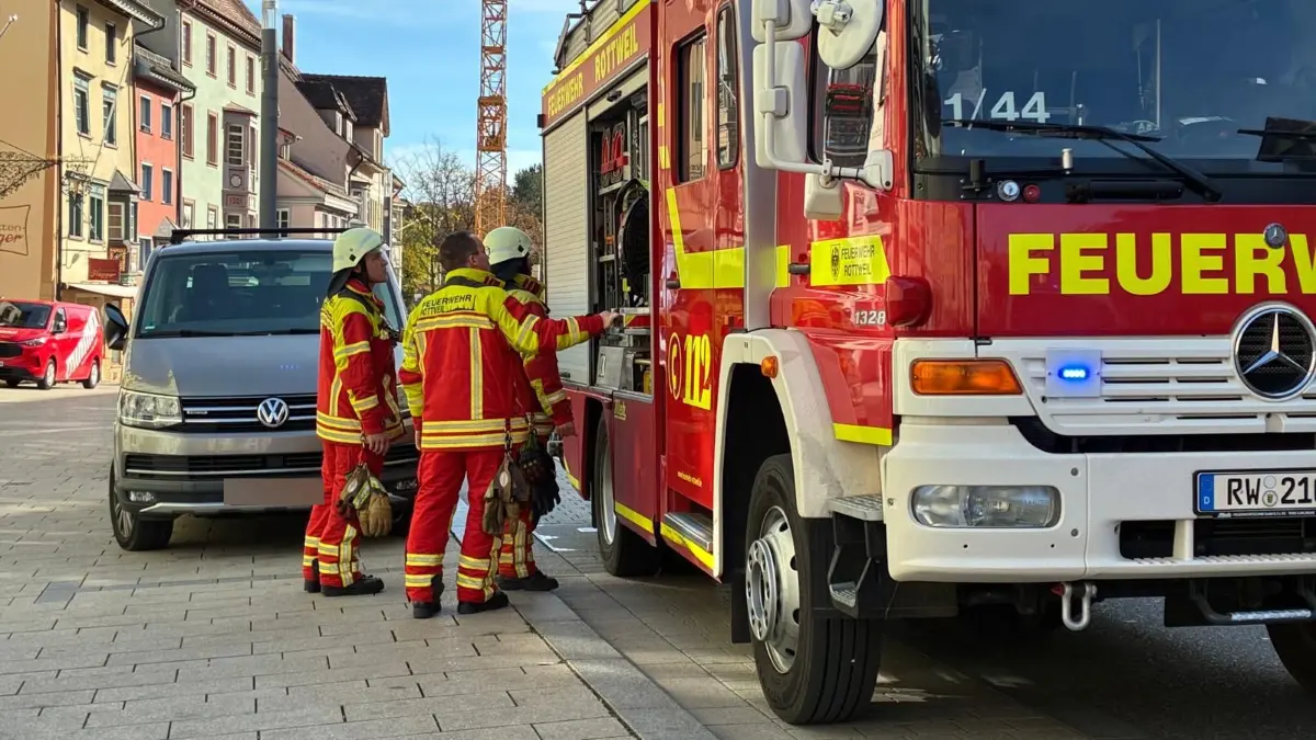 Die Feuerwehr rückt zu einem Einsatz in die Rottweiler Innenstadt aus.