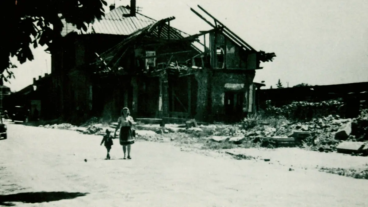 Seit 1940 ist es in Villingen zu Fliegeralarmen gekommen. Von 1944 bis zum Kriegsende wurde besonders häufig Alarm ausgelöst. Durch Luftangriffe wurden insgesamt 55 Gebäude vollständig oder schwer beschädigt. Ein Schwerpunkt der Angriffe lag auf dem Bahnhof der Stadt. Hier das getroffene Bahnhofsgebäude nach den Angriffen im Februar 1945. (Foto: Stadtarchiv VS; Abdruck: honorarfrei)