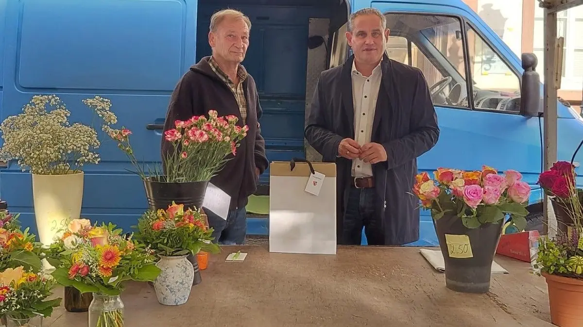 Hans-Peter Bickel (rechs) und Bürgermeister Dirk Harscher auf dem Wochenmarkt