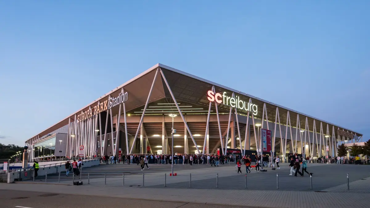 SC Freiburg - FK Jablonec: 15.10.2026, Baden-Württemberg, Freiburg im Breisgau: Fußball, Männer: UEFA Europa Conference League, SC Freiburg - FK Jablonec, Vorrunde, 1. Spieltag, Europa-Park Stadion. Fans kommen vor Spielbeginn zum Europa-Park Stadion. Foto: Silas Stein/dpa +++ dpa-Bildfunk +++