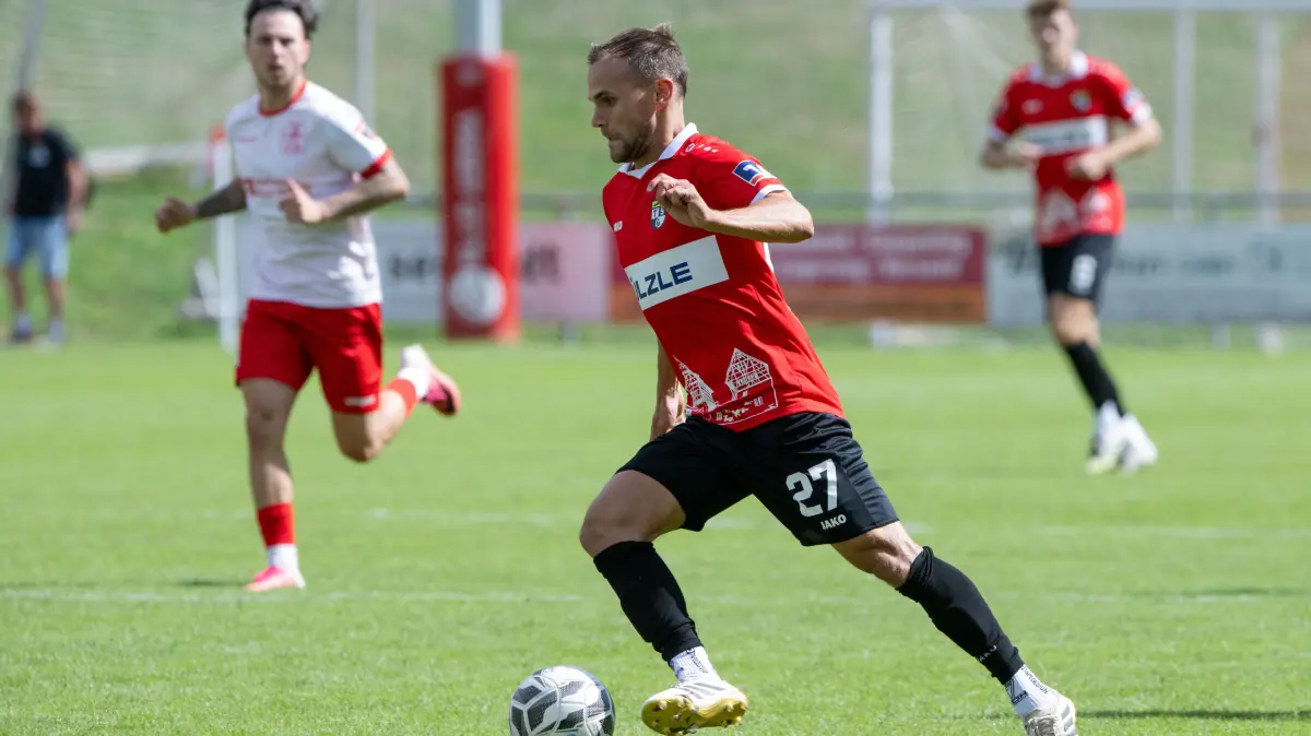 Christian Derflinger, (TSG Balingen, #27), am Ball,
TSG Backnang vs. TSG Balingen, Fussball, Oberliga Baden Wuerttemberg, 7. Spieltag, Saison 2026/2027, 12.09.2026,
Eibner-Pressefoto/Andreas Ulmer