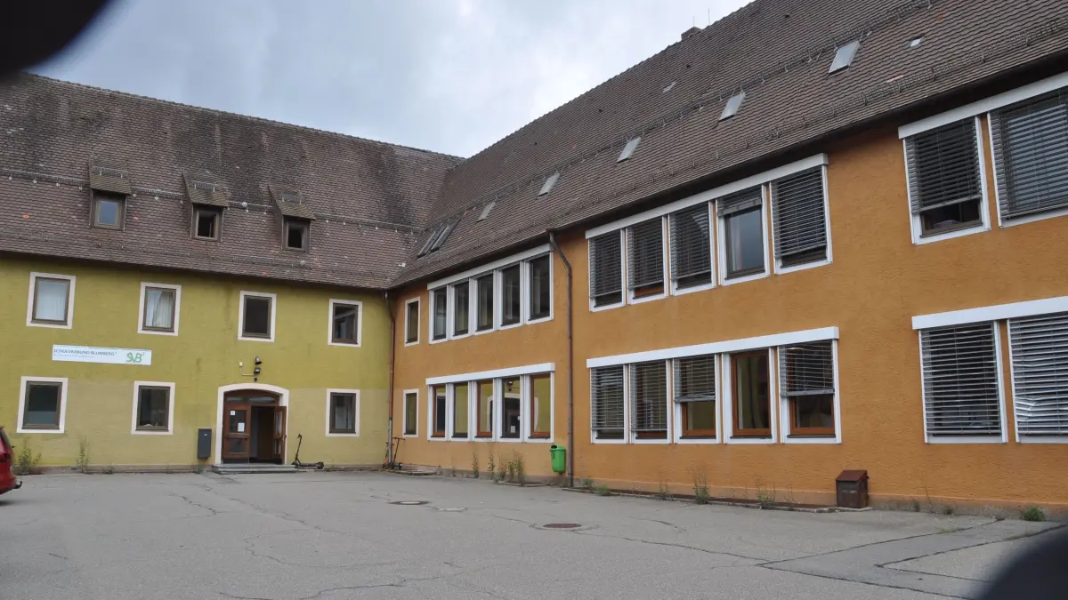 Die zum größten Teil leer stehende Viktor-von-Scheffel-Schule soll langfristig eine wirtschaftliche, nachhaltige und zukunftsfähige Nutzung erfahren.