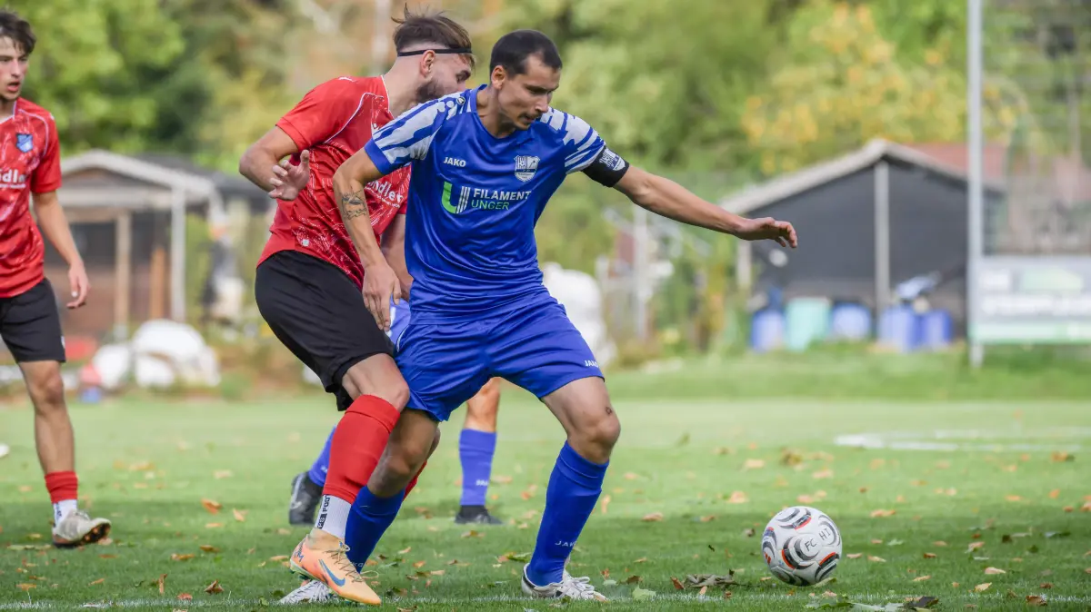 Joshua Vogt (blaues Trikot) und der FC Hauingen fordern die SF Schliengen.
