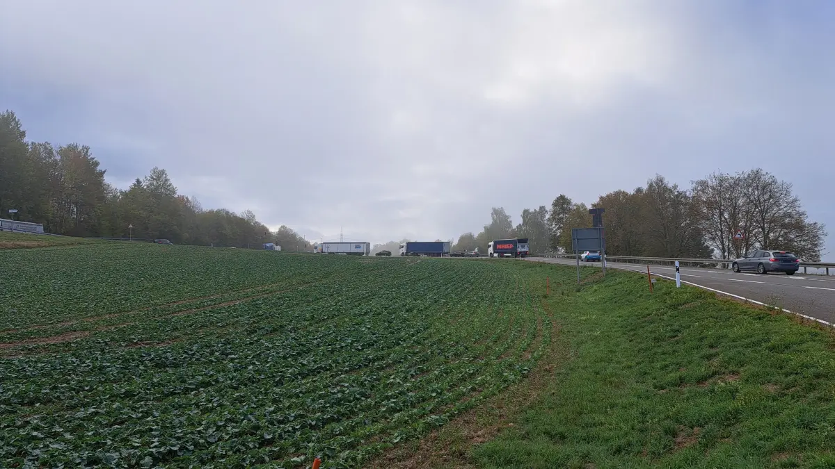 Die B27-Auffahrt bei Hüfingen wird aktuell durch eine Ampel geregelt, da dort der Umleitungsverkehr von der B31 entlang rollt.