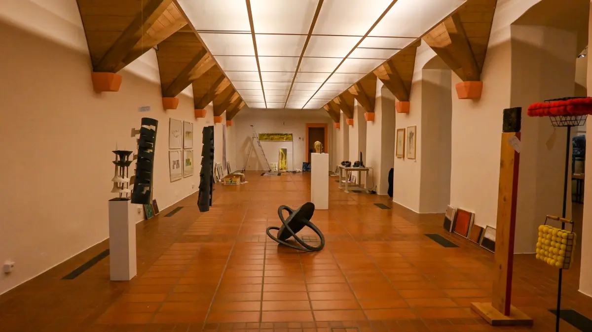 Mitten im Aufbau: die 73. Jahresausstellung des Kunstvereins Villingen-Schwenningen im Franziskanermuseum in Villingen
