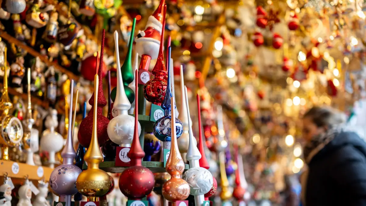 Bahn, Kredite, Weihnachtsmarkt - was sich im November ändert: Weihnachtsschmuck wird an einem Stand auf dem Nürnberger Christkindlesmarkt zum Verkauf angeboten. Der Markt gehört zu den ältesten Weihnachtsmärkten Deutschlands. (zu dpa: «Bahn, Kredite, Weihnachtsmarkt – was sich im November ändert»)