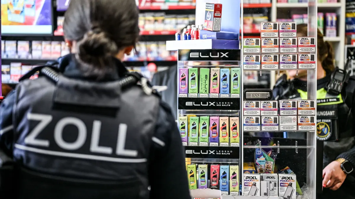 Ordnungsamt und Zoll durchsuchen am 14. Oktober 2026 bei einer Razzia verschiedene Kioske im Stadtgebiet von Essen in NRW.
