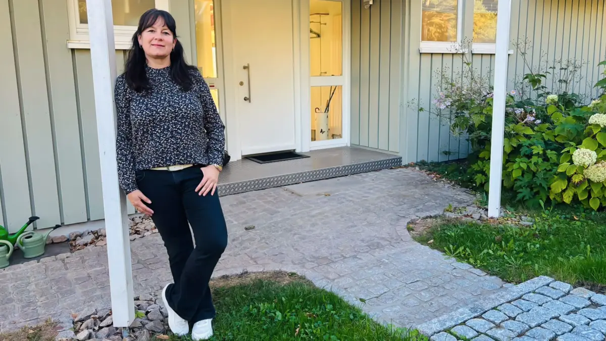 Ulrike Kieß vor ihrem Ferienhaus. Die Waldachtalerin blüht in ihrer Rolle als Gastgeberin auf.