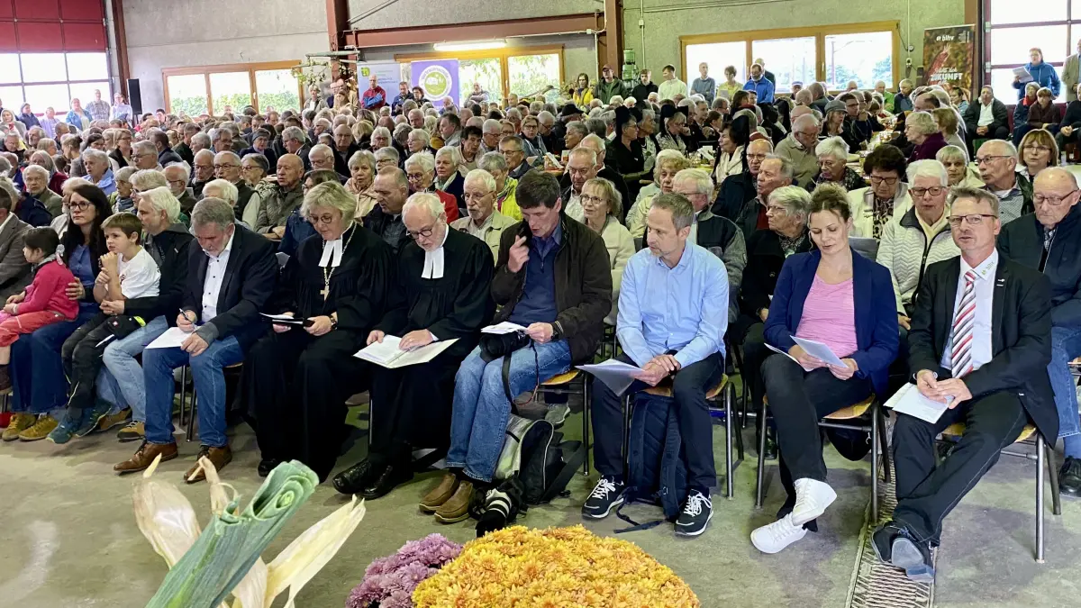 Die große landwirtschaftliche Halle von Familie Fräulin bot beim Erntedank-Gottesdienst des BLHV Müllheim vielen Hundert Gästen Platz.