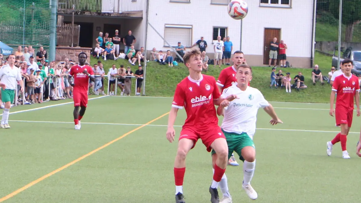 Moritz Müller versucht, sich in dieser Szene aus dem Spiel gegen den OFV durchzusetzen.
