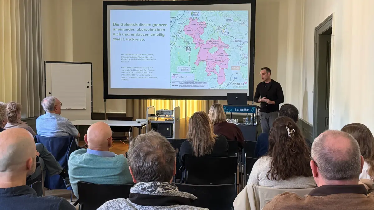 Ab dem 1. Januar 2027 bilden die Tourismus-Organisationen Albtal Plus und Nördlicher Schwarzwald die neue Destination Tourismus Nordschwarzwald – René Skiba beim Vortrag.