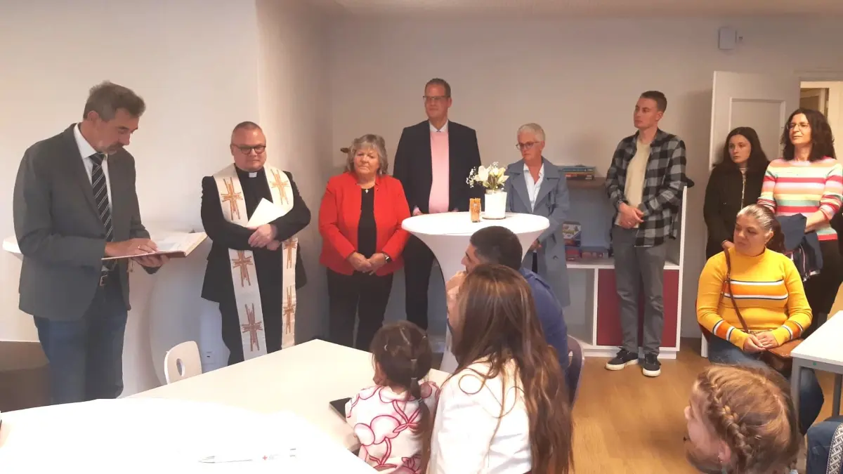 Segnung der neuen Schulräumlichkeiten an der Grund- und Werkrealschule Bad Dürrheim durch die Seelsorger der evangelischen und katholischen Kirchen, Bernhard Jaeckel und Markus von Chamier. Entscheidungsträger der Stadt, Lehrer der Grund- und Werkrealschule, Vertreter der Lokal- und Landespolitik, Bauverantwortliche waren in den neuen Räumen im Alten Rathaus.