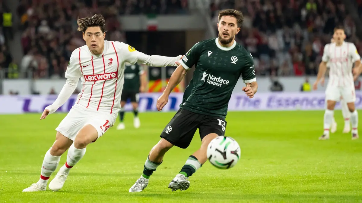 SC Freiburg - FK Jablonec: 15.10.2026, Baden-Württemberg, Freiburg im Breisgau: Fußball, Männer: UEFA Europa Conference League, SC Freiburg - FK Jablonec, Vorrunde, 1. Spieltag, Europa-Park Stadion. Freiburgs Yuito Suzuki (l) und Jablonecs Richard Sedlacek kämpfen um den Ball. Foto: Silas Stein/dpa +++ dpa-Bildfunk +++