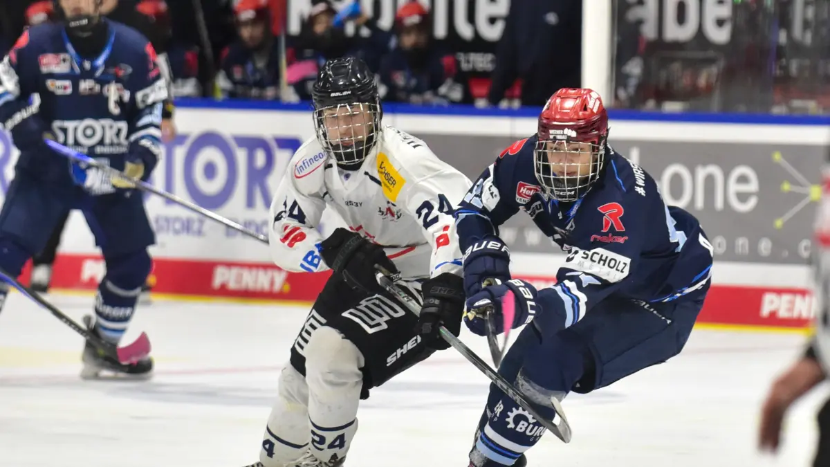 Wild Wings U20 (blau) - Dresden (weiss), rechts vorne v.l. 24 DRESD Colin Theuerholz + 97 WW Noel Naimiller