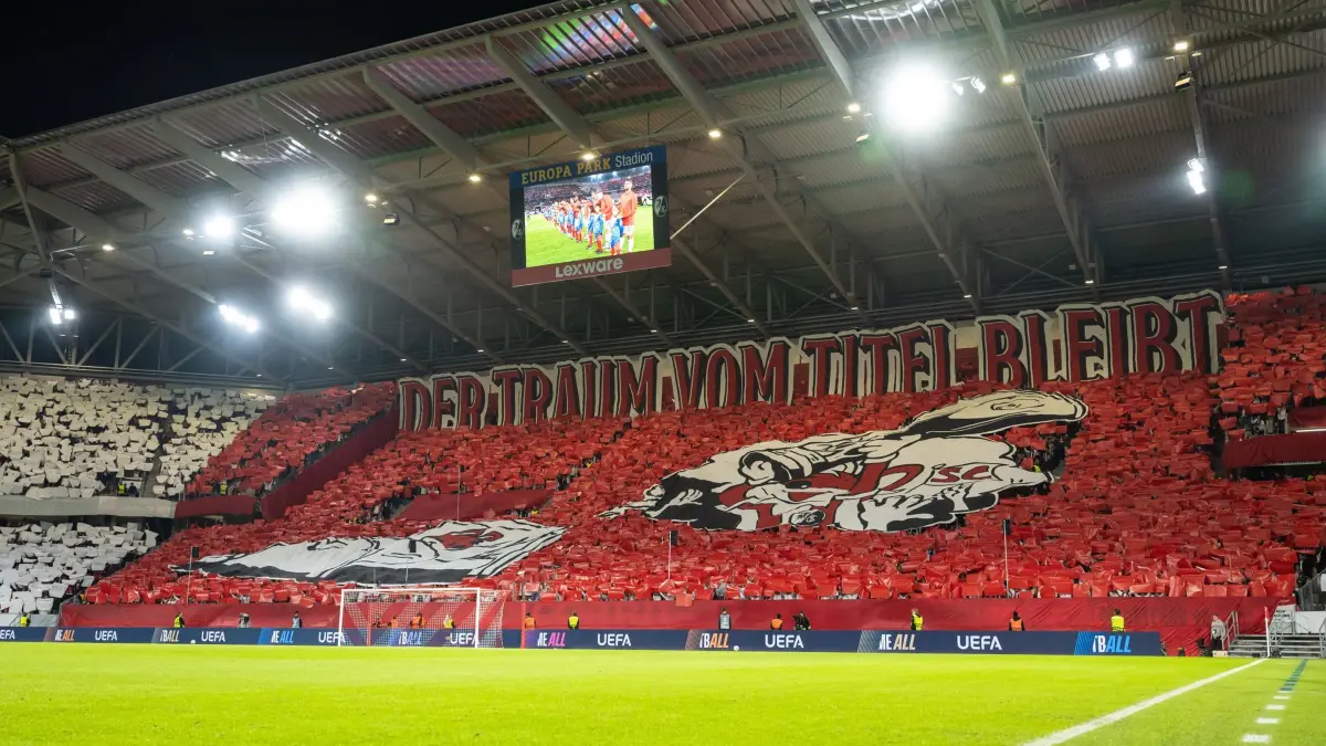 SC Freiburg - FK Jablonec: 15.10.2026, Baden-Württemberg, Freiburg im Breisgau: Fußball, Männer: UEFA Europa Conference League, SC Freiburg - FK Jablonec, Vorrunde, 1. Spieltag, Europa-Park Stadion. Freiburgs Fans zeigen vor Spielbeginn eine Choreographie. Foto: Silas Stein/dpa +++ dpa-Bildfunk +++
