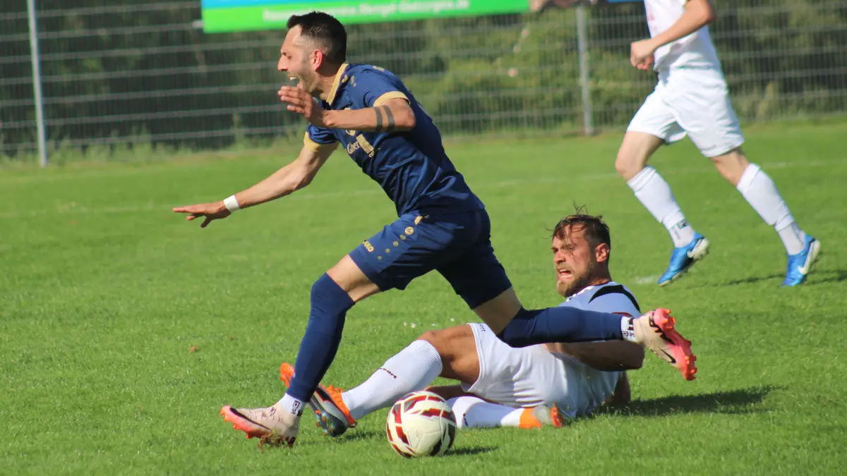 Gianvito Romeo (links) war in den letzten beiden Auswärtsspielen der Eintracht Neukirch-Gütenbach jeweils der Siegtorschütze.