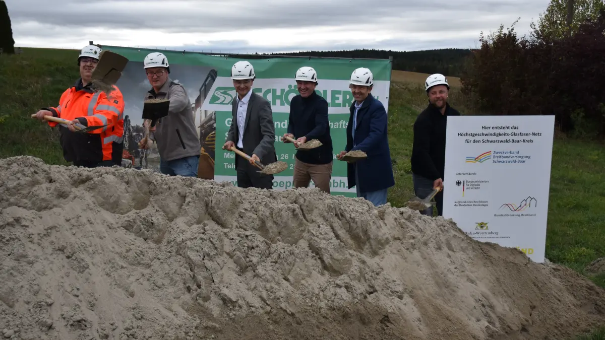Sie freuten sich beim offiziellen Spatenstich für das Ausbauprojekt „Niedereschach Kernort1.BA Cluster2, dass es nun mit Blick auf den Glasfaserausbau auch im Kernort Niedereschach vorangeht.Von links der technische Projektleiter des Zweckverbandes Breitbandversorgung Schwarzwald-Baar, Heiko Zorn, der für den Glasfaserausbau im Rathaus zuständige Andreas Meyer, Bürgermeister Martin Ragg, Harald Bücking vom Planungsbüro MRK Media AG, der stellvertretende Leiter des Regionalsbüros Stuttgart der aconium GmbH und Markus Ölke von der Baufirma Schöppler.
