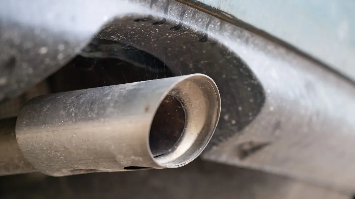 Auspuff: Das Auspuffrohr eines Fahrzeugs auf einem Parkplatz. (zu dpa: «Deutschland und Frankreich vor Einigung bei Verbrenner-Aus»)