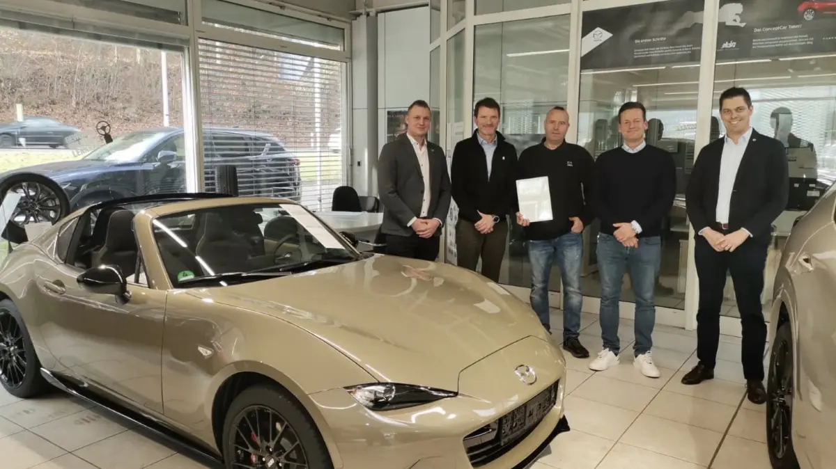 Vertreter der deutschen Vertriebs- und Marketinggesellschaft von Mazda aus Leverkusen zu Besuch im Autohaus Baumgart