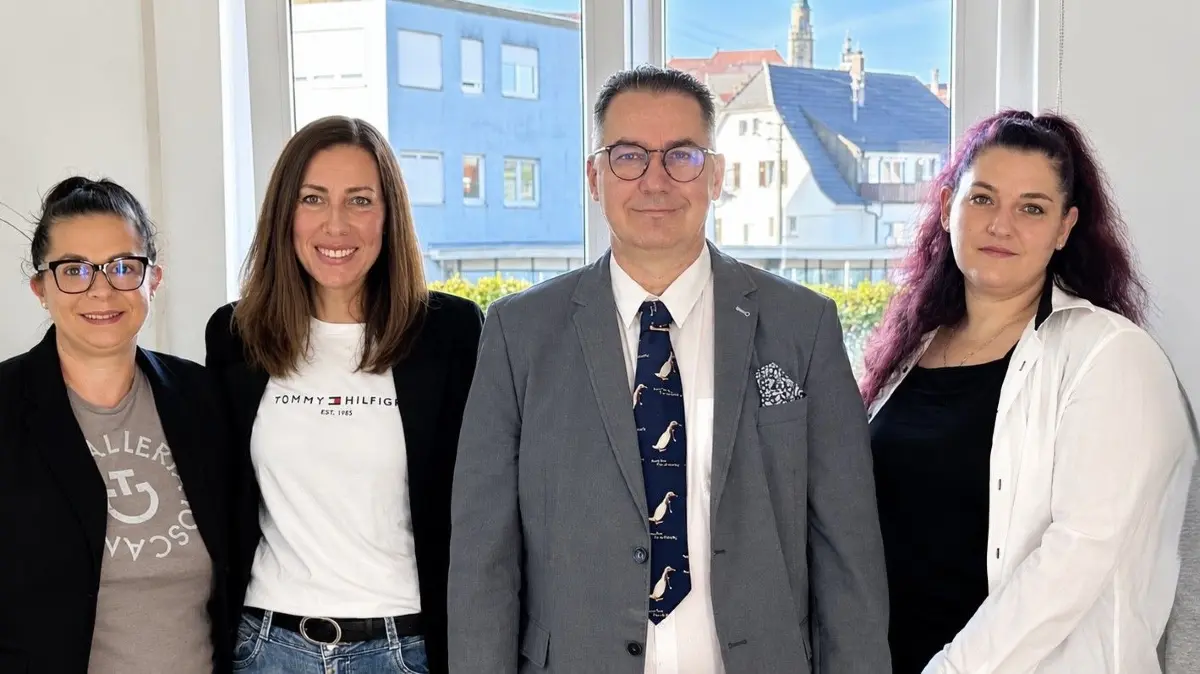 Das Praxisteam und Privatdozent Dr. med. Thomas Einsiedel (Mitte).