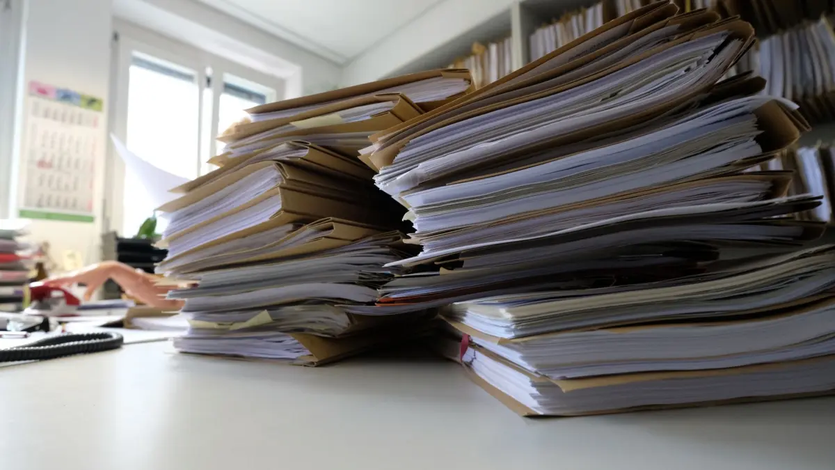Aktenordner stapeln sich: ARCHIV - 29.07.2019, Baden-Württemberg, Stuttgart: Akten liegen auf einem Tisch. (Symbolbild) (zu dpa: «Weniger Ämter, weniger Beamte? Kommission legt Ideen vor») Foto: Bernd Weißbrod/dpa +++ dpa-Bildfunk +++