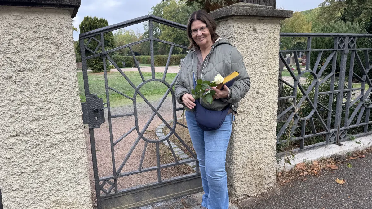 Sabine Theil führt am Sonntag über den 150 Jahre alten Weiler Friedhof, für sie auch ein Spiegel der Weiler Ortsgeschichte.