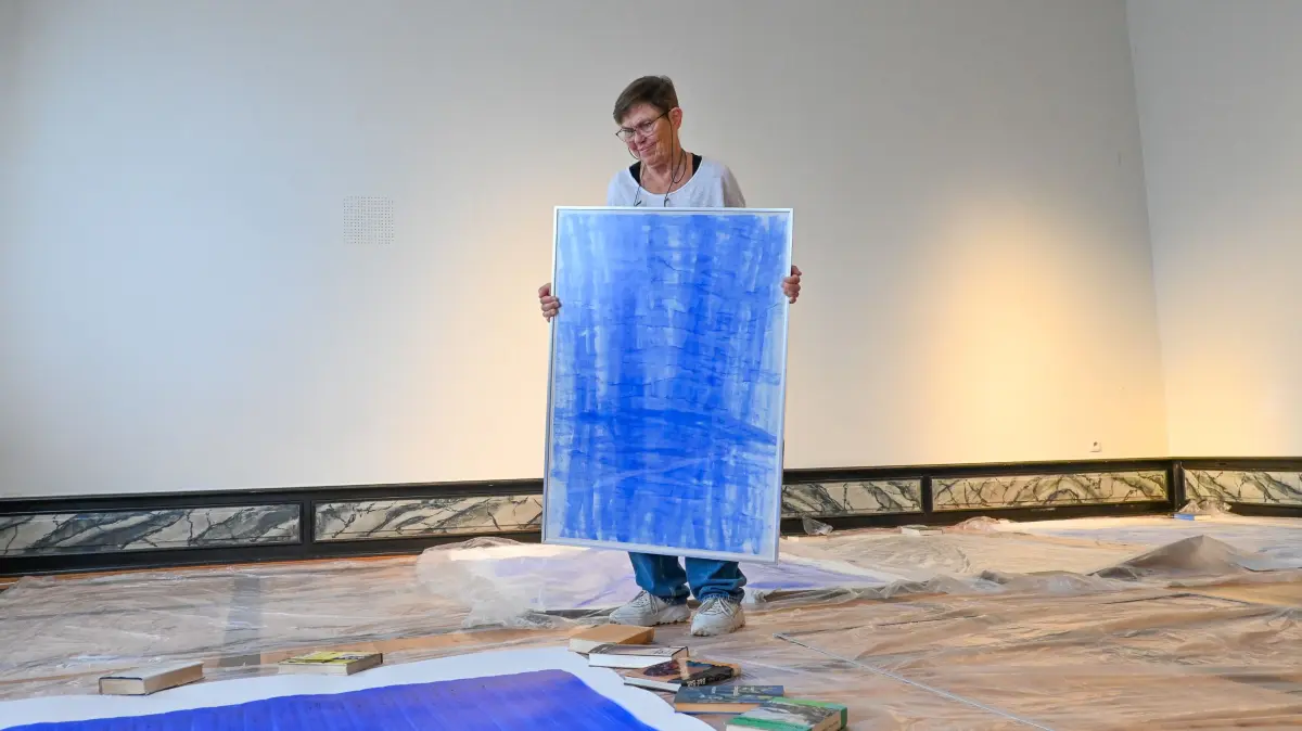 Künstlerin Hildegard Elma zeigt strahlend blaue Aquarelle.