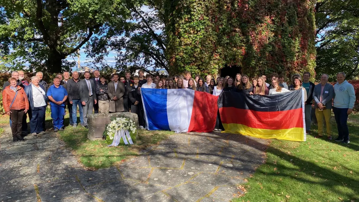 Oberbürgermeister Erik Pauly, Schülerinnen und Schüler des Fürstenberg-Gymnasiums Donaueschingen und des Lycée du Haut-Barr aus Saverne, Lehrkräfte, Mitglieder des Partnerschaftskomitee Saverne sowie Vertreter der beteiligten Organisationen kamen zur Gedenkfeier auf dem Ehrenfriedhof in Allmendshofen zusammen.