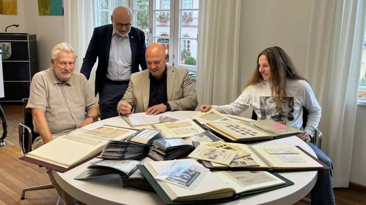Harald Schwuchow (links) übergab seine große Heimatsammlung der Stadt Haslach. Bürgermeister Armin Hansmann (zweiter von rechts) unterzeichnete den Schenkungsvertrag in Anwesenheit von Kulturamtsleiter Martin Schwendemann (stehend) und Stadtarchivar Leon Pfaff (rechts).