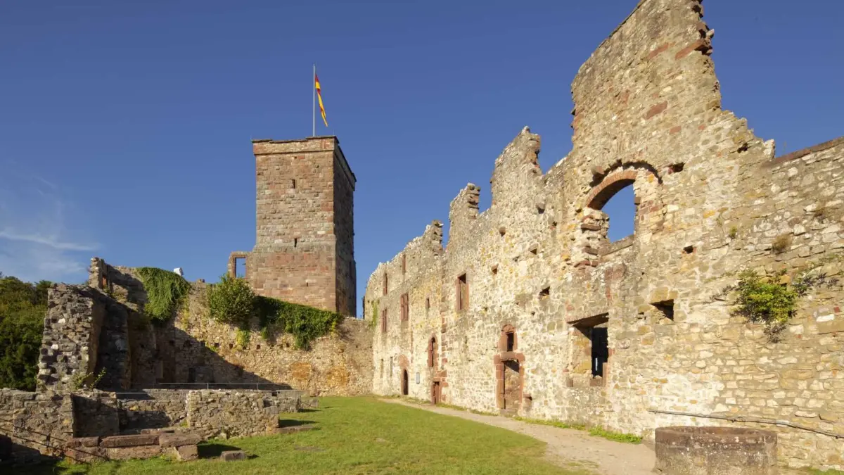 Burg Rötteln, Burghof und Front des Palas, Bergfried