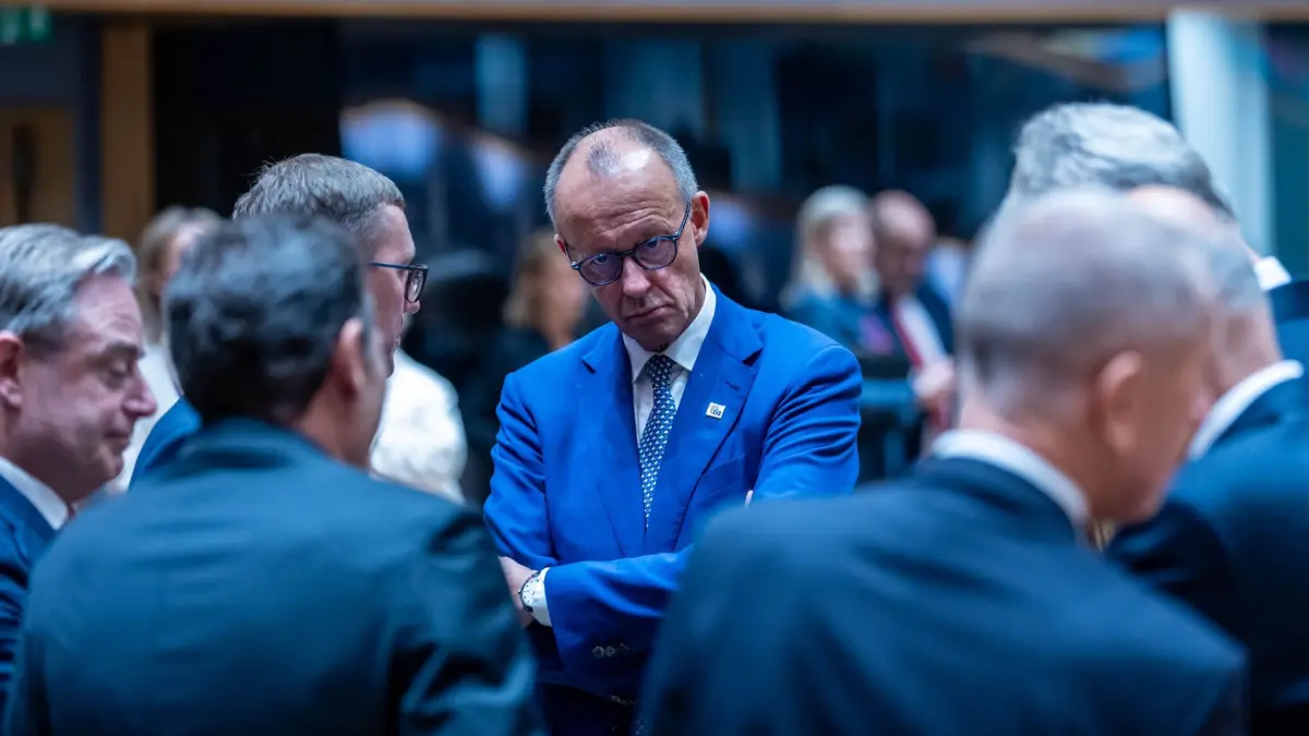 EU-Gipfel: Bundeskanzler Friedrich Merz (M, CDU) spricht mit Kristen Michal (M,l), Ministerpräsident von Estland, und Kollegen beim EU-Gipfel. Die Staats- und Regierungschefs der EU-Staaten beraten über die Maßnahmen zur Steigerung der Wettbewerbsfähigkeit der europäischen Wirtschaft, den nächsten langfristigen EU-Haushalt und den Stand bei den EU-Erweiterungsverhandlungen im Europagebäude. (zu dpa: «Verhärtete Fronten: Merz beharrt auf schlankem EU-Haushalt»)