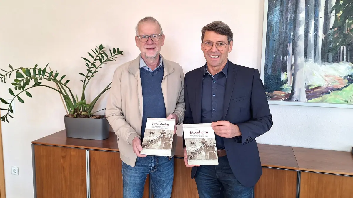 Thomas Dees (links) präsentierte Bürgermeister Bruno Metz seinen neuen Bilderband.