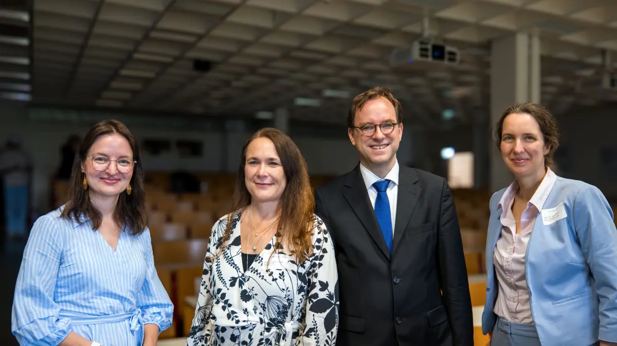 v.l.n.r. Ministerialdirektorin und CDO Ronja Kemmer, Studiendekanin Prof. Dr. Antje Dietrich, Prof. Dr. Jörn von Lucke, Prorektorin Prof. Dr. Ina Klingel