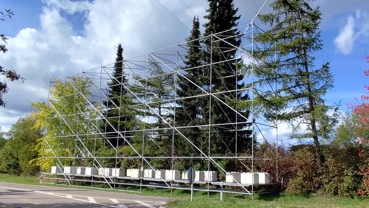 Der Aufwand für die Anpassung der Hochspannungsleitungen ist groß. An Straßen, wie hier an der L 429 von Schura in Richtung Tuningen mussten zunächst große Gerüste aufgebaut werden.