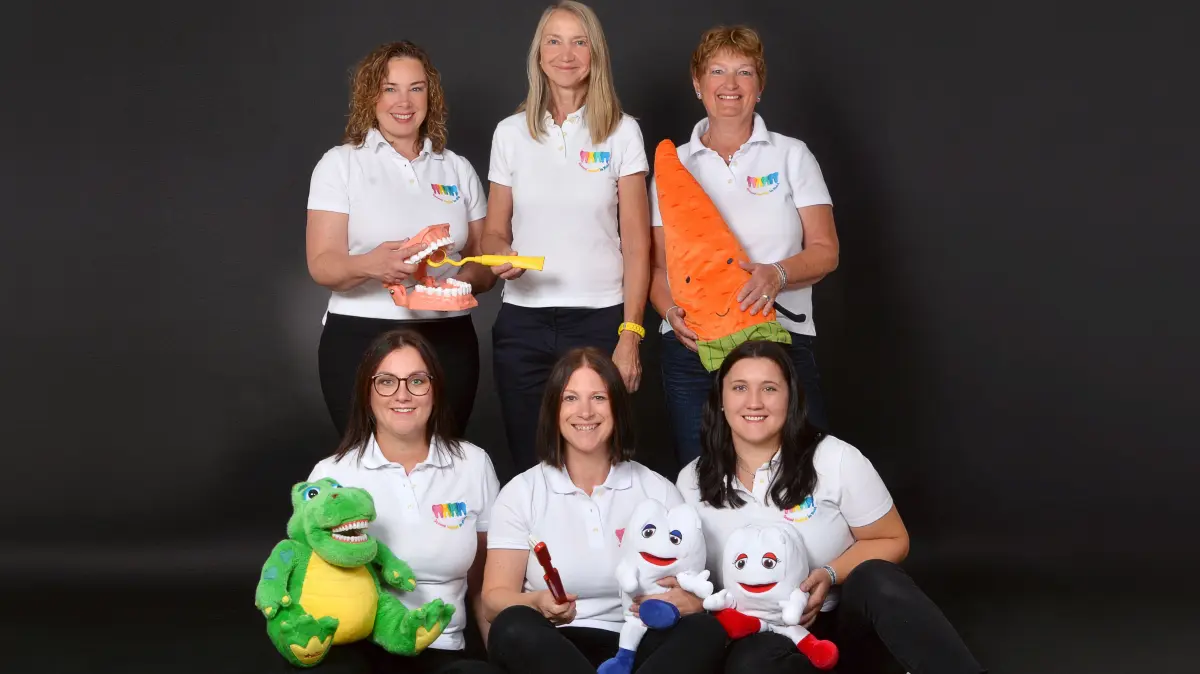 Das Team der Regionalen Arbeitsgemeinschaft Landkreis Lörrach (hintere Reihe, von links): Regionalgeschäftsführerin Regina Sutter, Jugendzahnärztin Dr. Désirée Eberhardt und Marina Bull-Müller sowie die Fachfrauen für Zahngesundheitsförderung (vordere Reihe, von links) Jennifer Roßkopf, Susanne Koch und Désirée Hasler.