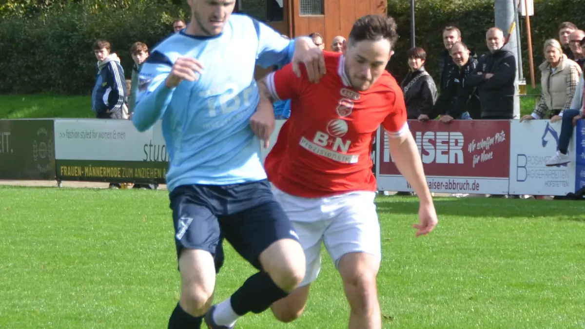 Hofstettens Leon Brosamer (rechts) gewinnt den Zweikampf und das Laufduell.