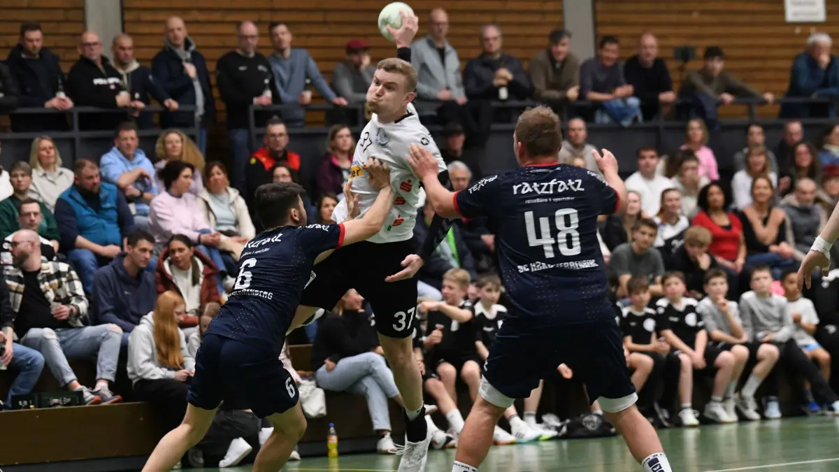 Paul Eisele (in Weiß) will mit seiner Mannschaft im Heimspiel gegen die SG Dunningen/Schramberg zurück in die Erfolgsspur finden.
