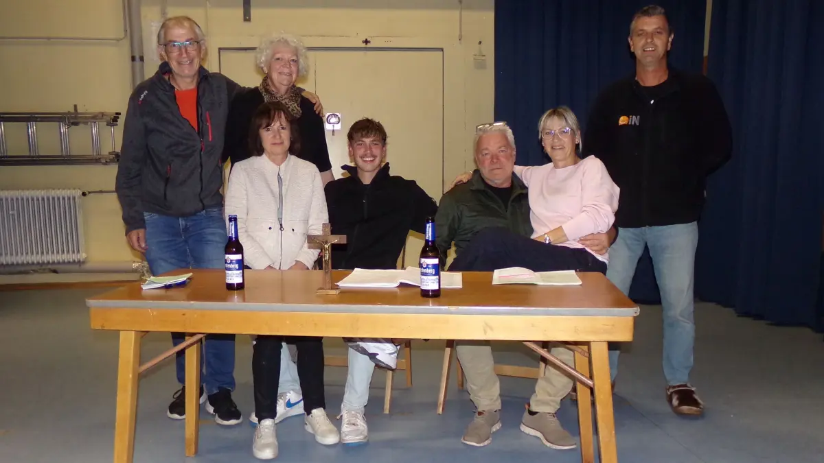 Die Theaterabteilung der Wolterdinger Bregtal-Glonki mit Armin Maier, von links, Silvia Bürer, Nils Held, Bernhard Mößner, Helga Zwick, Ingo Held sowie hinten Susanne Kögler freut sich auf zwei tolle Theaterabende.
