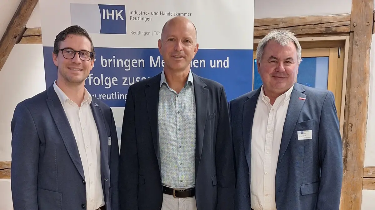 Sie trafen sich bei der Reihe "IHK vor Ort" in Rangendingen zum Austausch mit Unternehmerinnen und Unternehmern: Matthias Miklautz von der IHK-Geschäftsstelle Zollernalbkreis, Bürgermeister Manfred Haug und Jürgen Greß, Geschäftsführer der Kreishandwerkerschaft (von links).
